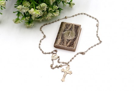 Caixa de comprimidos em filigrana em forma de Bíblia com Nossa Senhora de Fátima